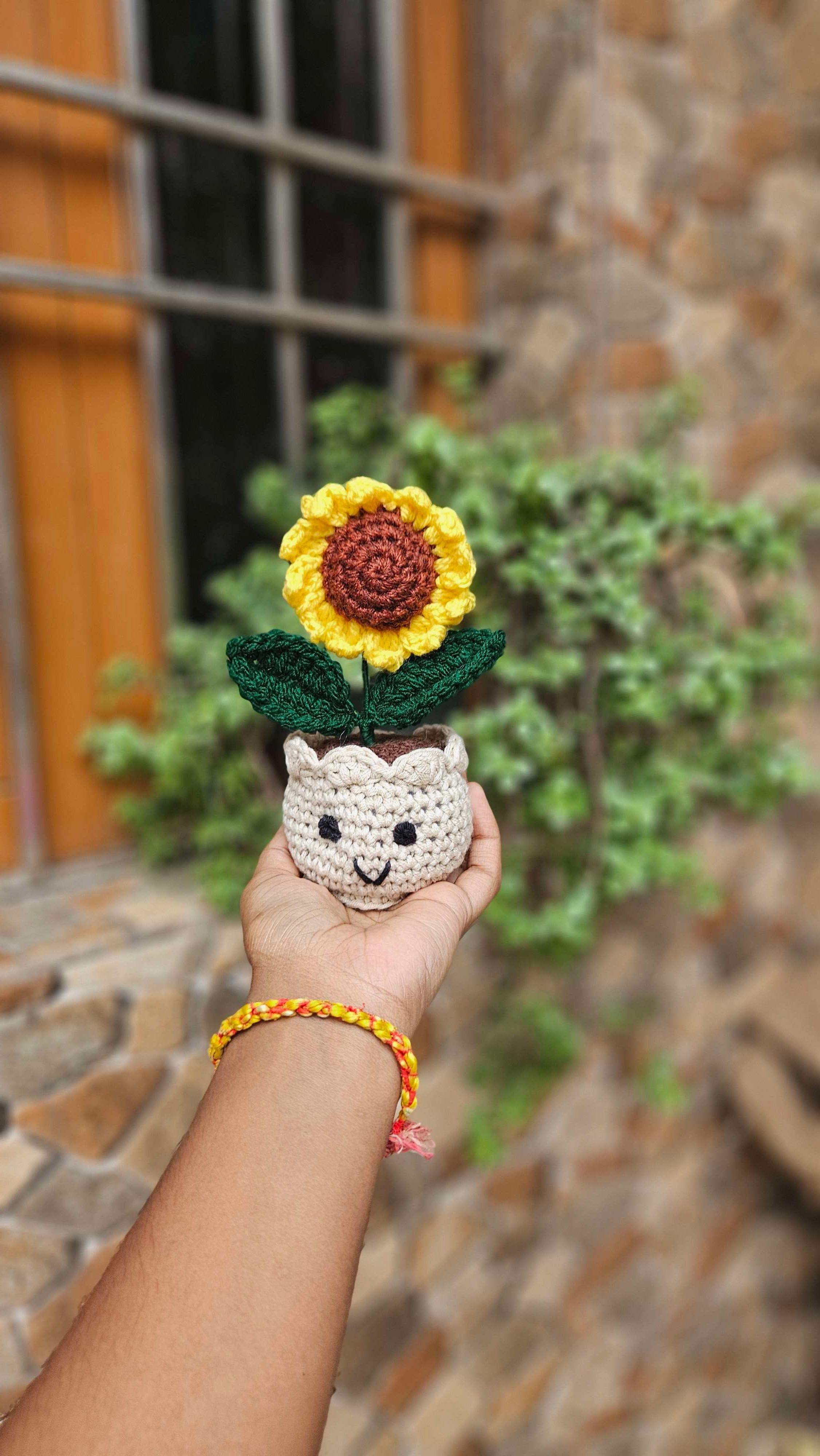 Basic sunflower pot with smile