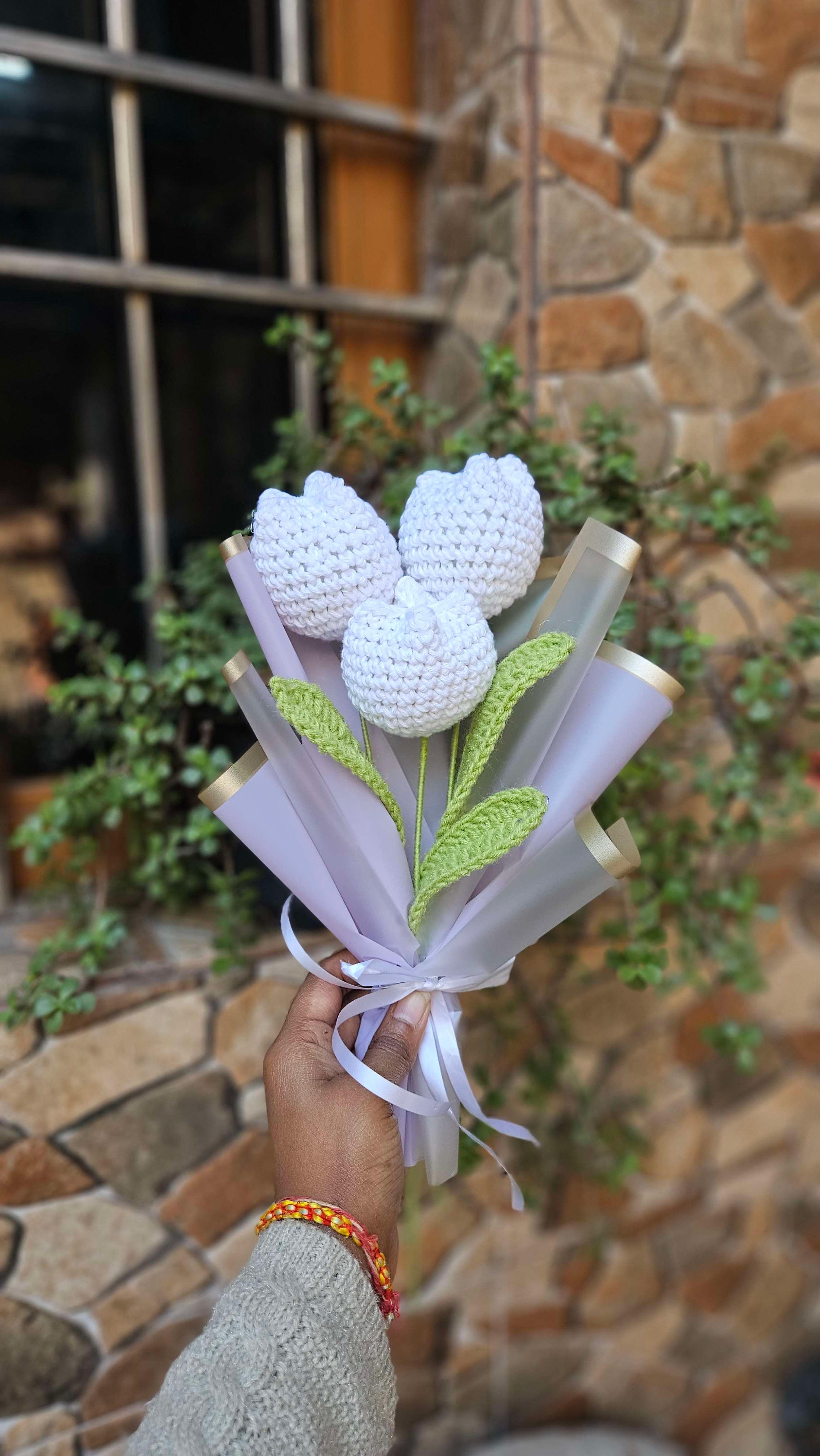 3 White tulip bouquet