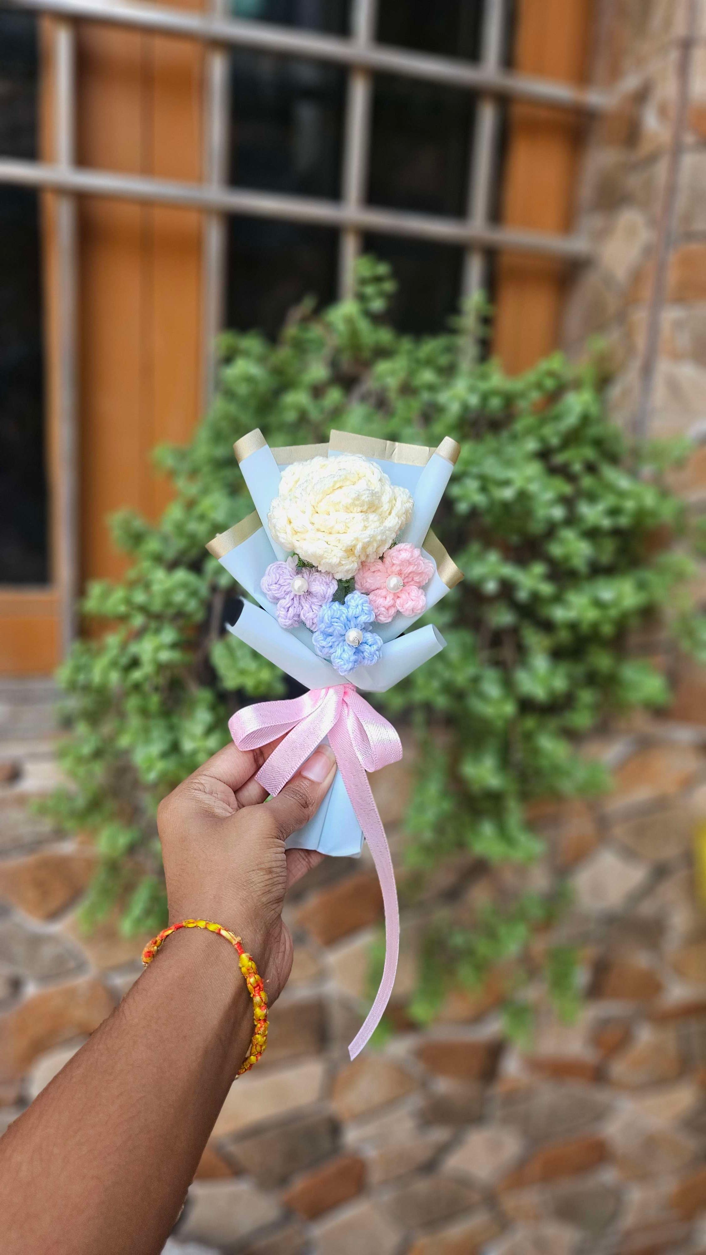 Mini white rosey bouquet